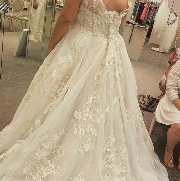 Size 26 Oleg Cassini Wedding Gown - Picture 1 of 6